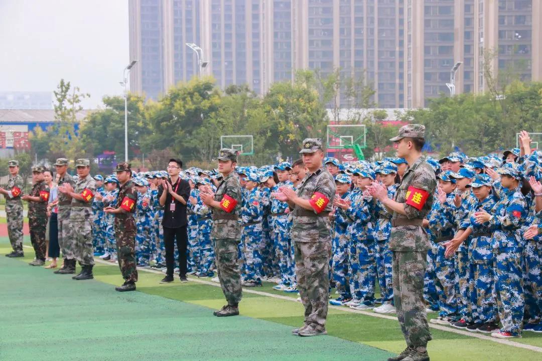 戎裝展英姿 學(xué)子揚(yáng)軍魂|北大培文蚌埠實(shí)驗(yàn)學(xué)校舉行2021級(jí)新生軍訓(xùn)開(kāi)營(yíng)儀式