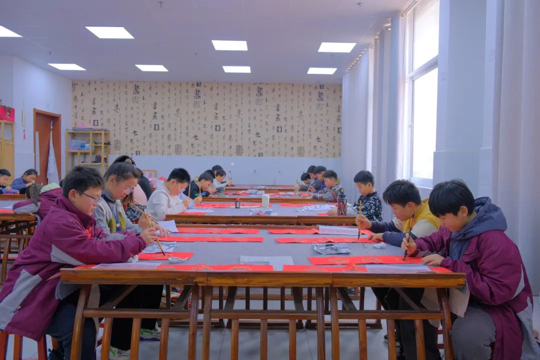 書(shū)法潤(rùn)童心 墨香溢校園 | 蚌埠博雅培文小學(xué)部“迎新年”書(shū)寫(xiě)春聯(lián)活動(dòng)